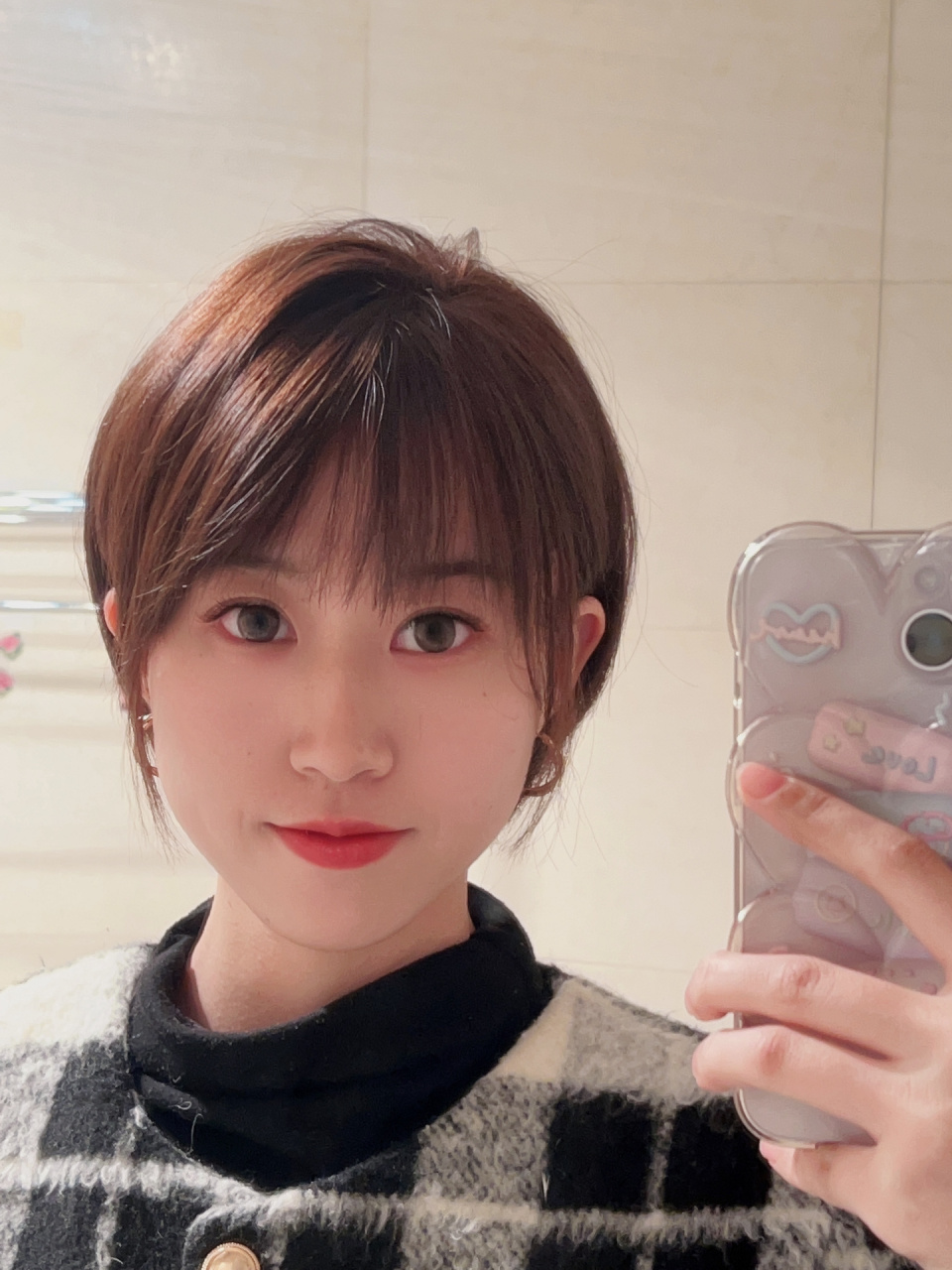 看见好多长脸的女明星都剪挂耳短发,干脆也剪来试试,真的可以修饰