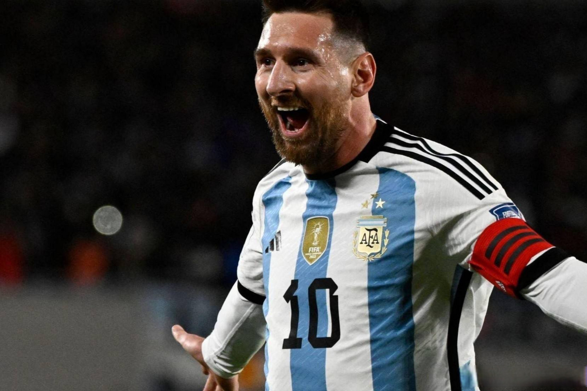 球料#  梅西表示:"小时候我们踢球时,大家都想穿上10号球衣,因为