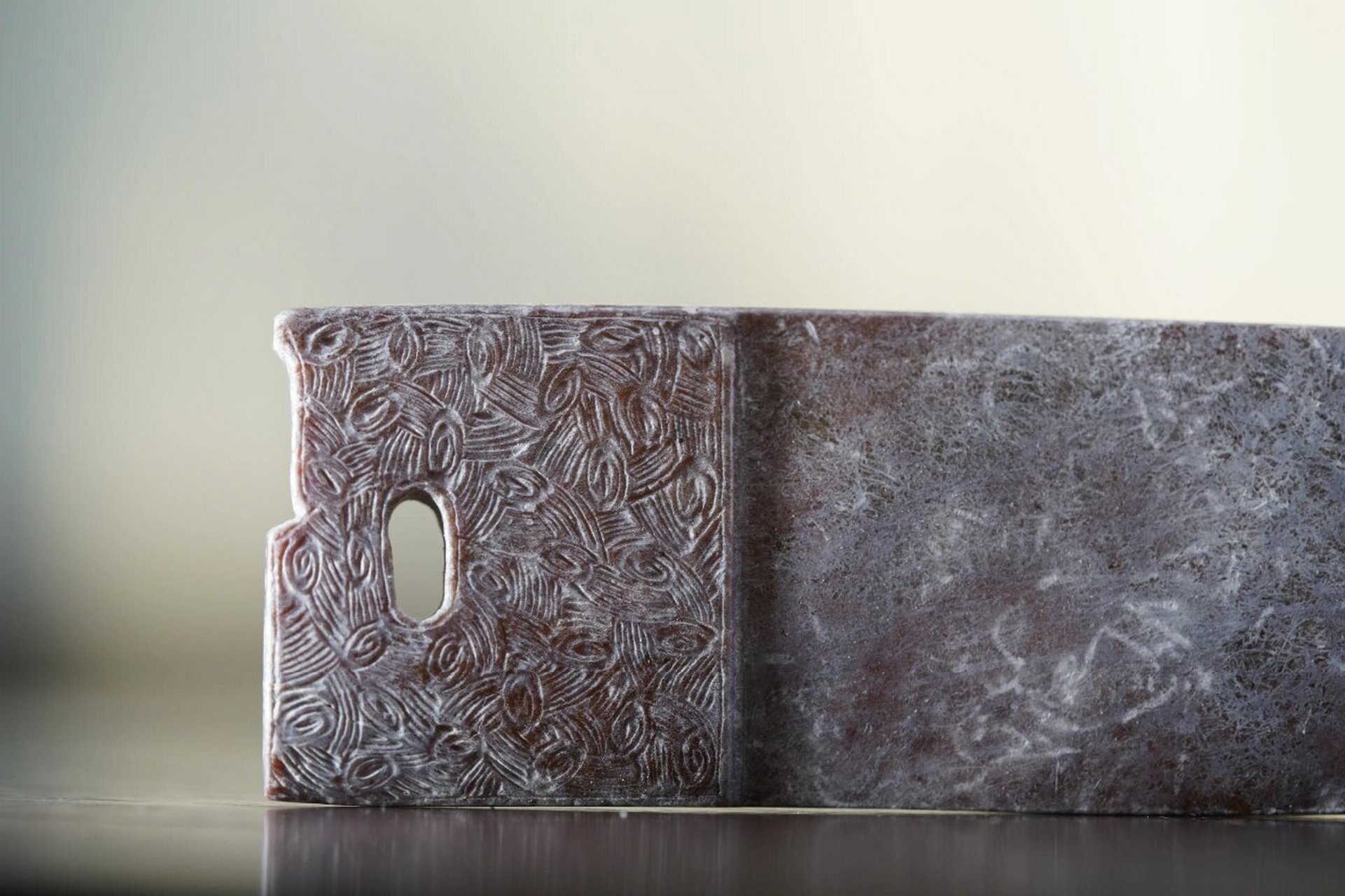 第一次分享良渚时期玉器的工痕,良渚时期使用的玉质一般较和田玉硬度