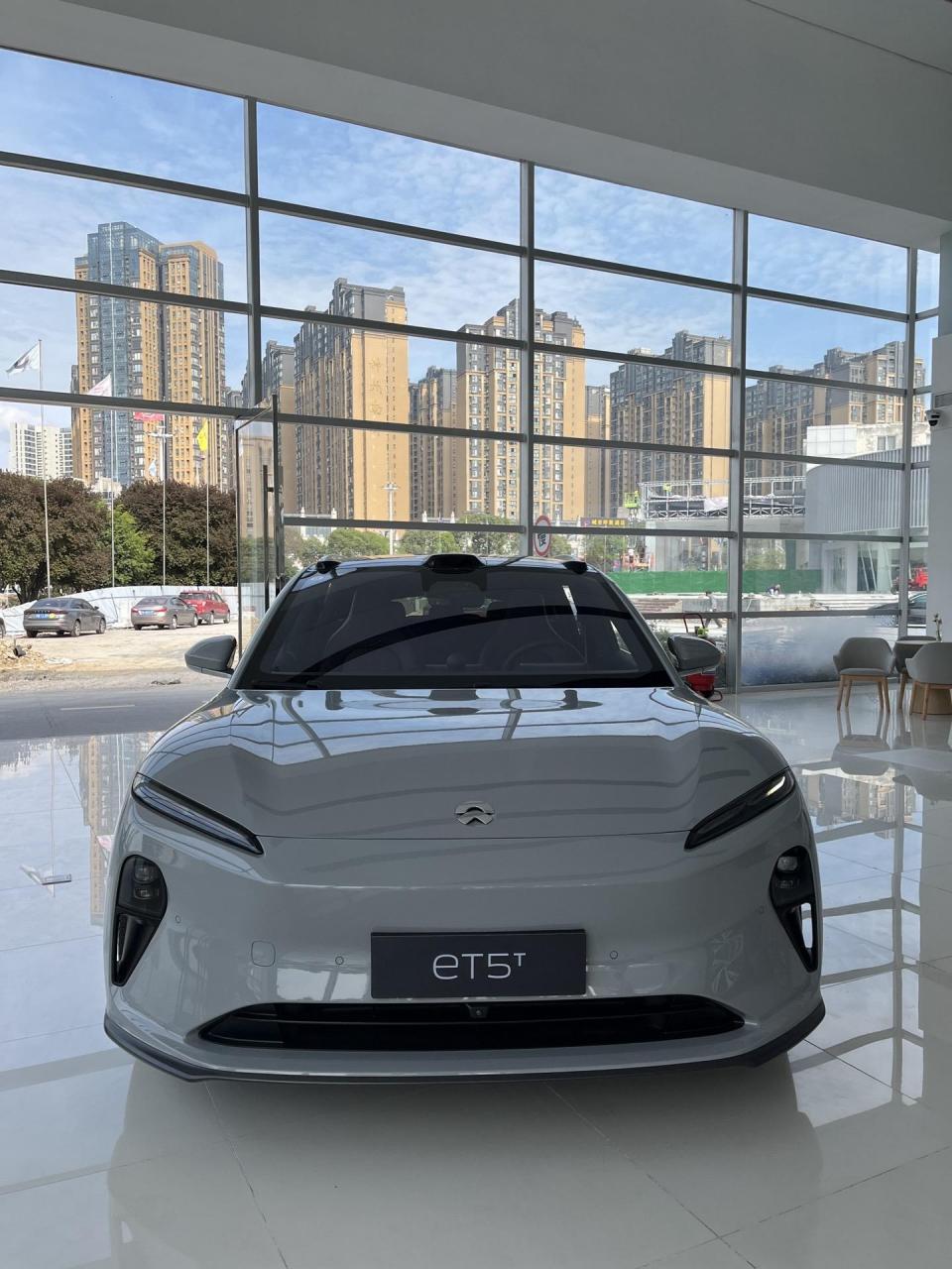 蔚来et5t.星灰的外观,电驭紫的内饰,搭配花竞轮毂.