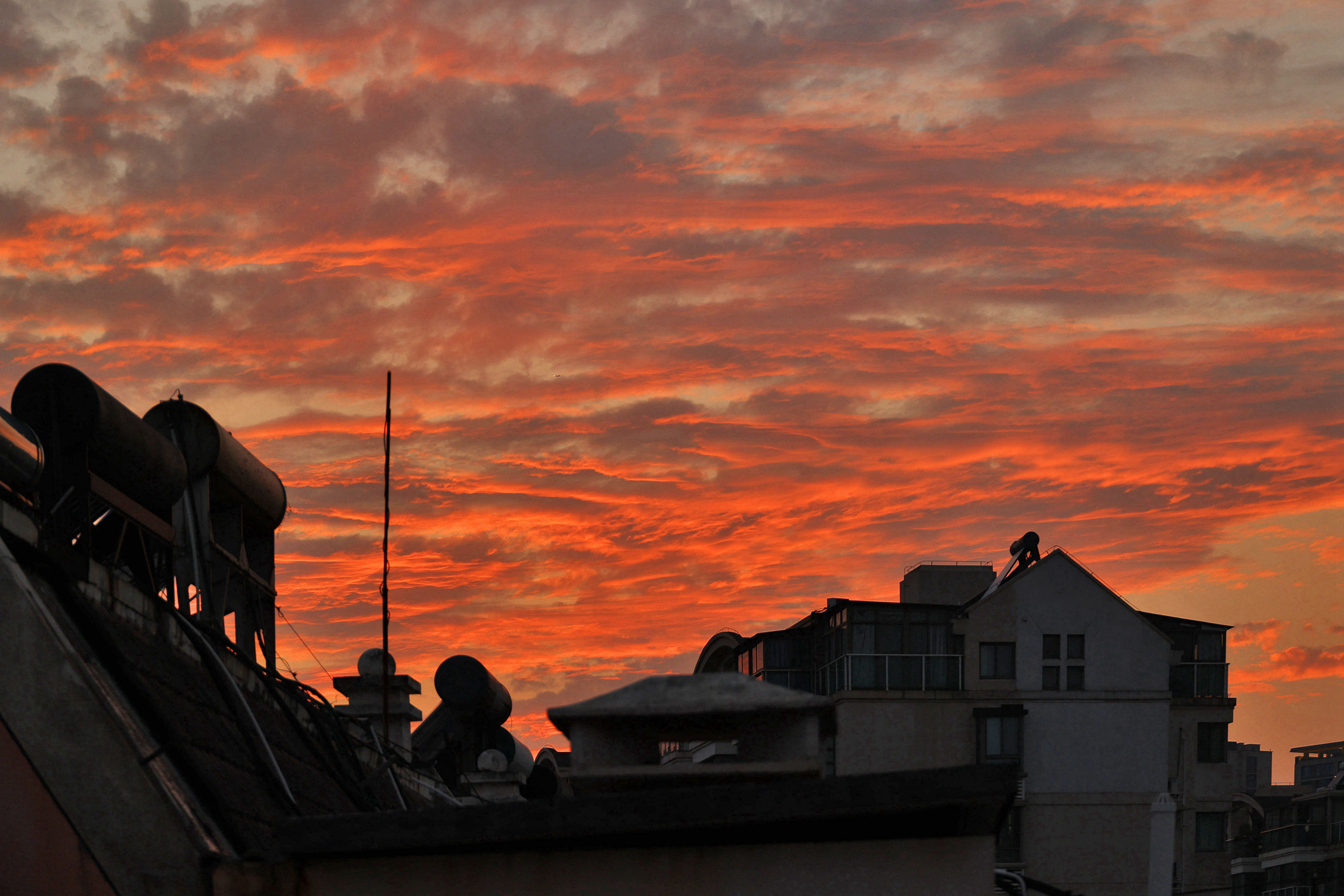 昨傍晚时分,夕阳在厚厚云朵的簇拥下缓缓西斜,落山时刻,夕阳透过
