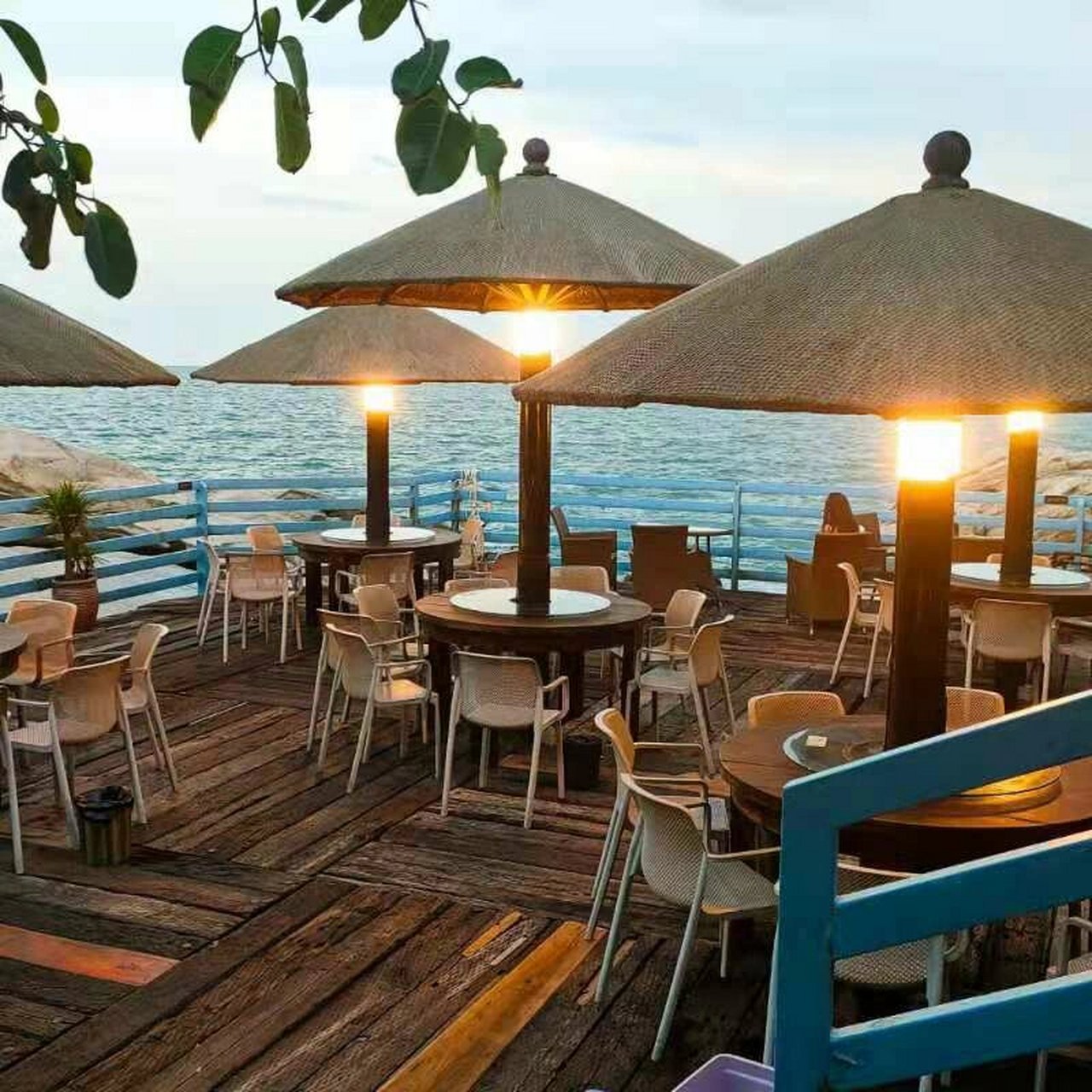 听海 日落印着橘色的海 	 挑个天气好的时候去真的超好看 很出片🉑