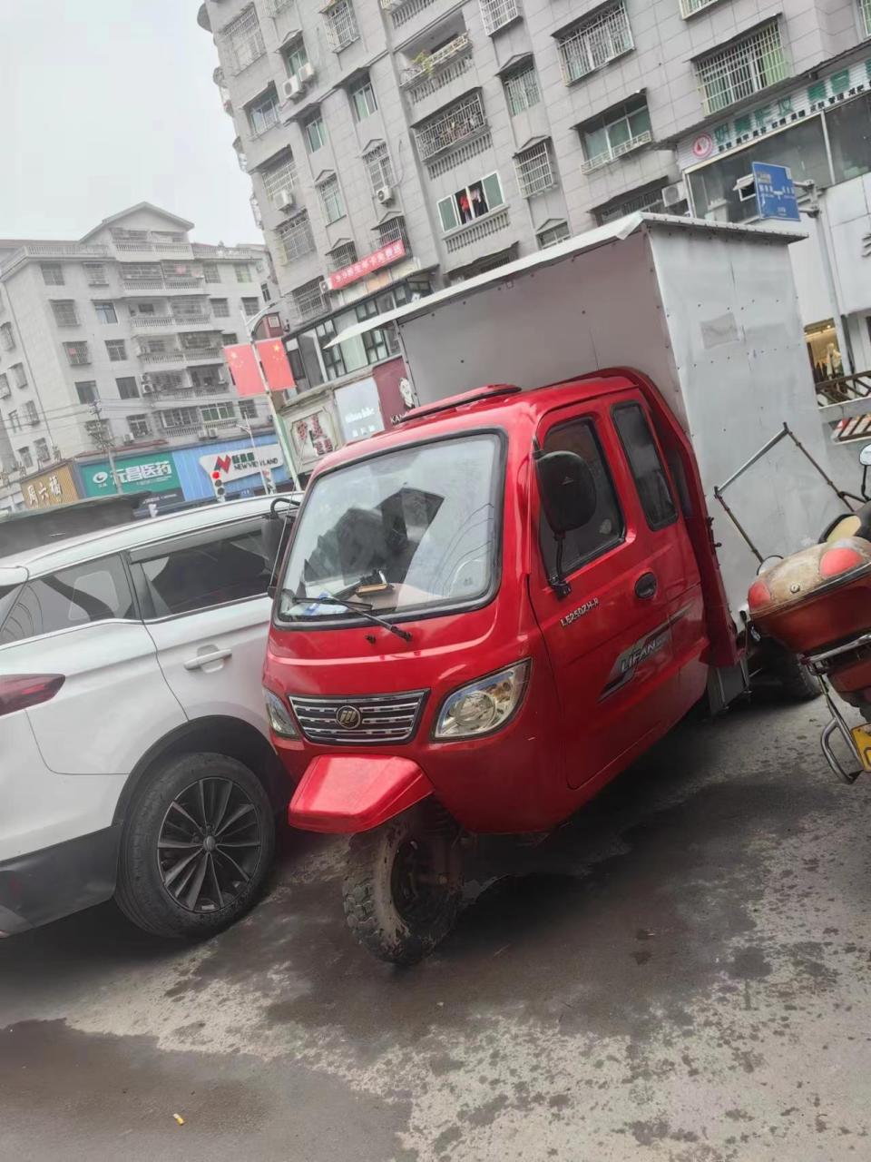 本人出售二手封闭式大型三轮麻木车.八成新,有需要的朋友请来电
