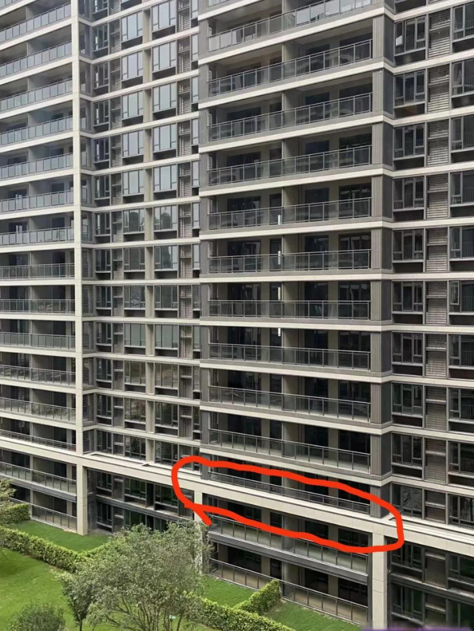 买房小高层腰线层三楼,采光挺好, 但是听说腰线层容易漏水,还会经常