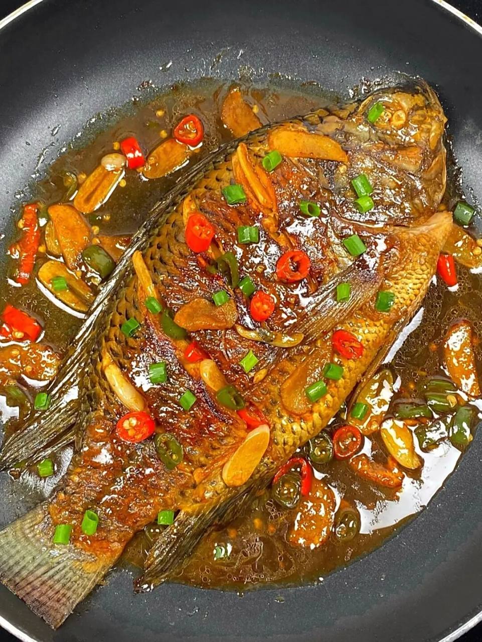 今天给大家分享这道"香煎罗非鱼"泰泰泰下饭了!