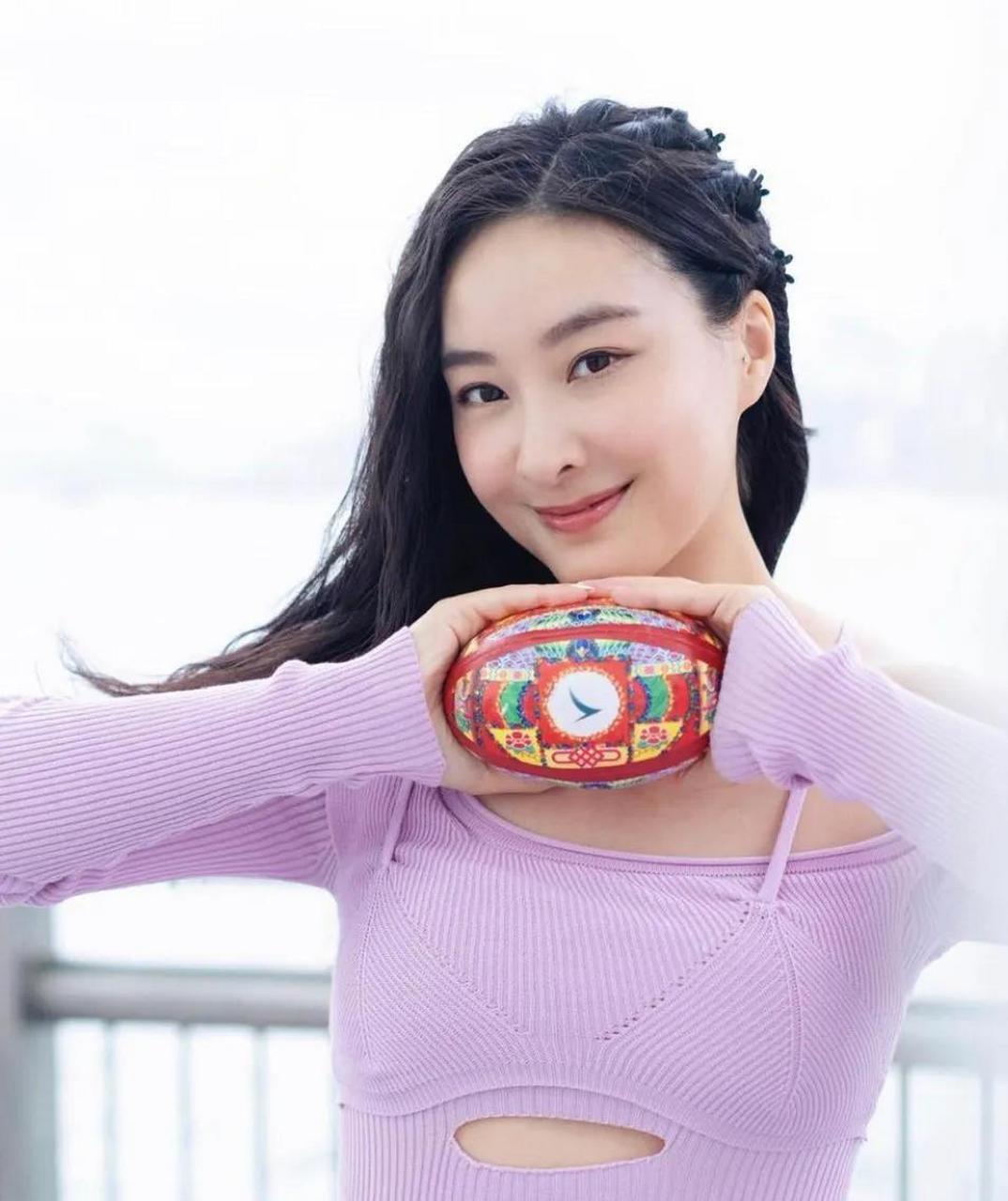 tvb花旦陈滢日前在社交平台上晒出了自己观看国际榄球赛事的照片,只见