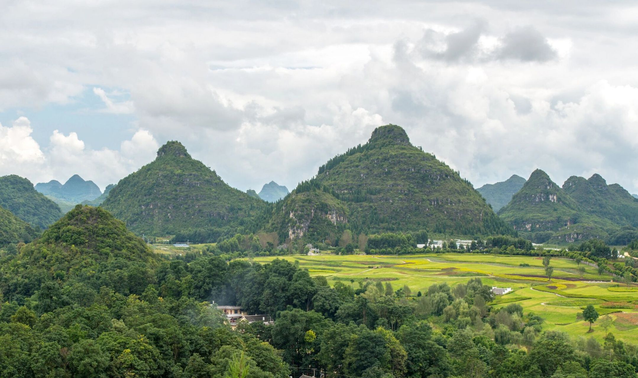 贵州的双乳峰——天下第一奇峰 天下奇观"双乳峰"位于贵州省贞丰县城
