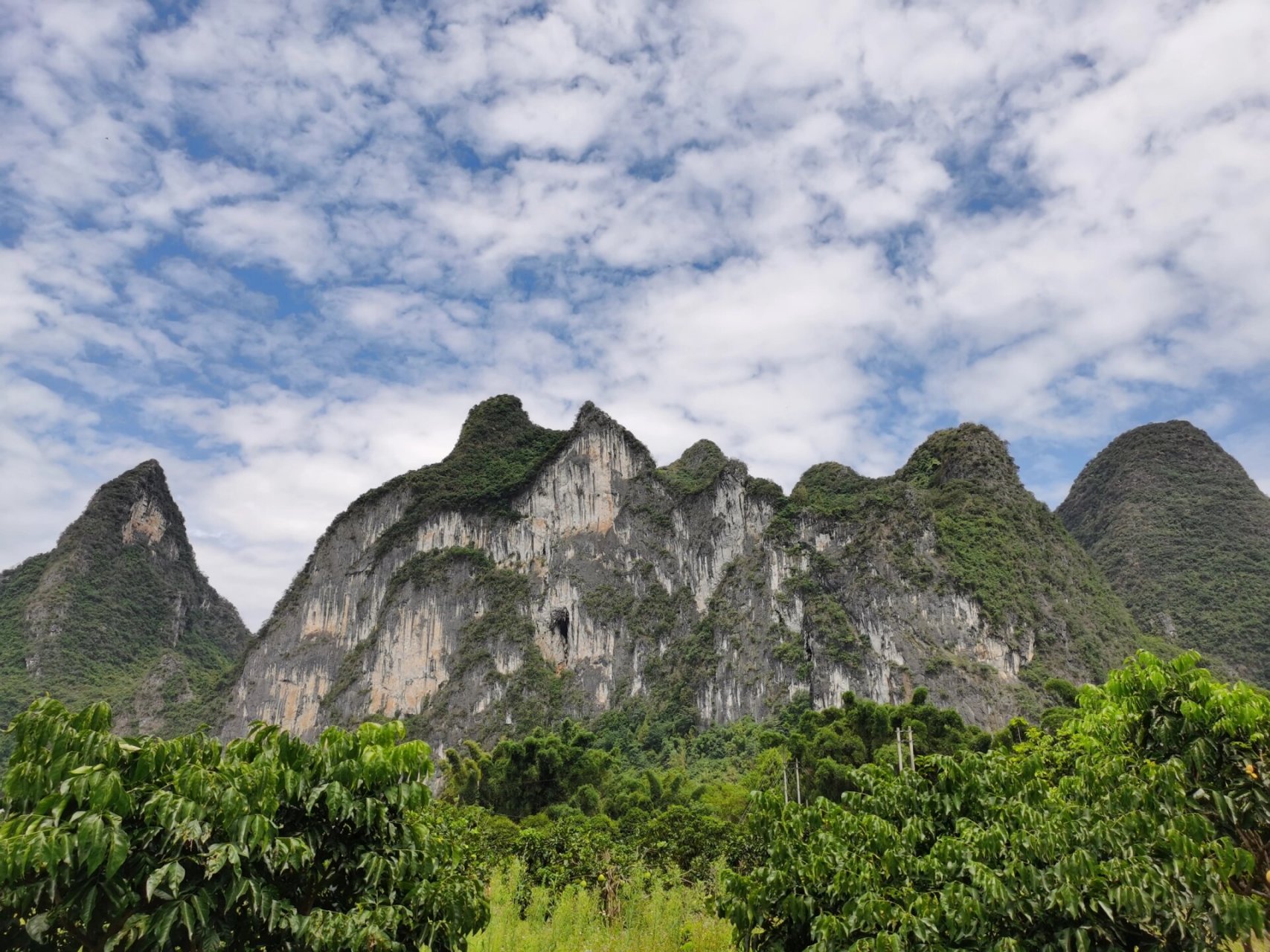 依山伴水,九马画山 ,传说:相传九匹马本是天宫神马,趁齐天大圣孙悟空