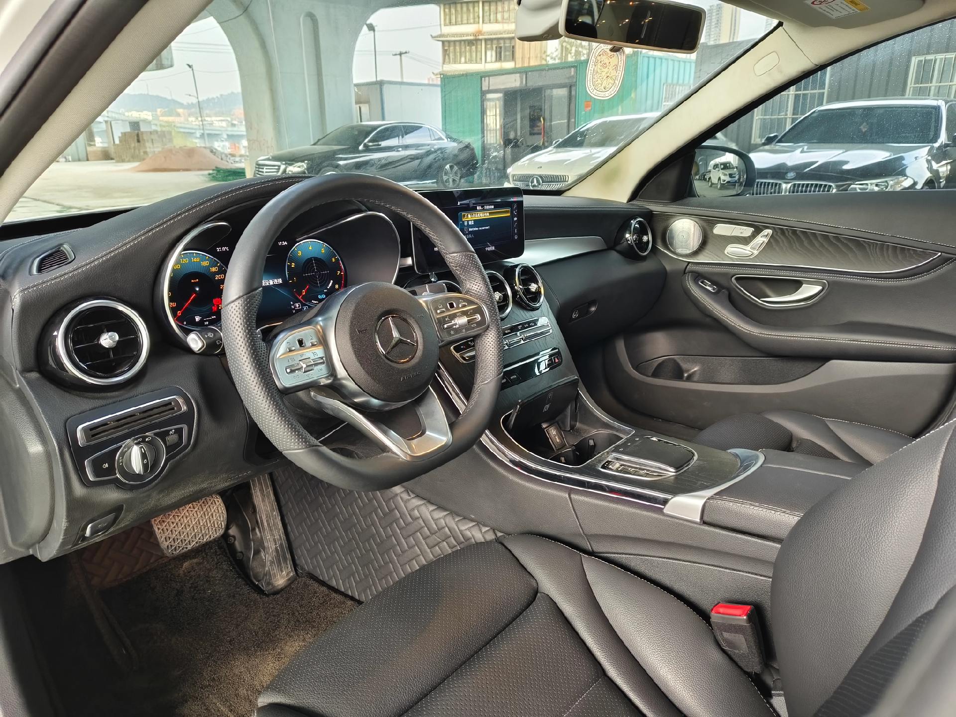 前大灯都是5带7颗线的高配大灯,原车选装18个柏林,内饰外奔驰c内饰