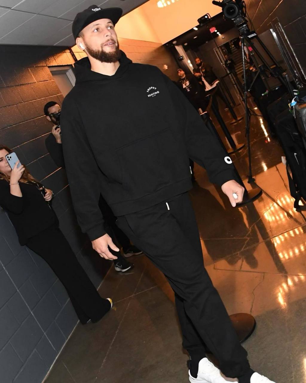 库里社媒更新:round173 9张图里6张都是穿搭分享[笑哭] 全是运动风