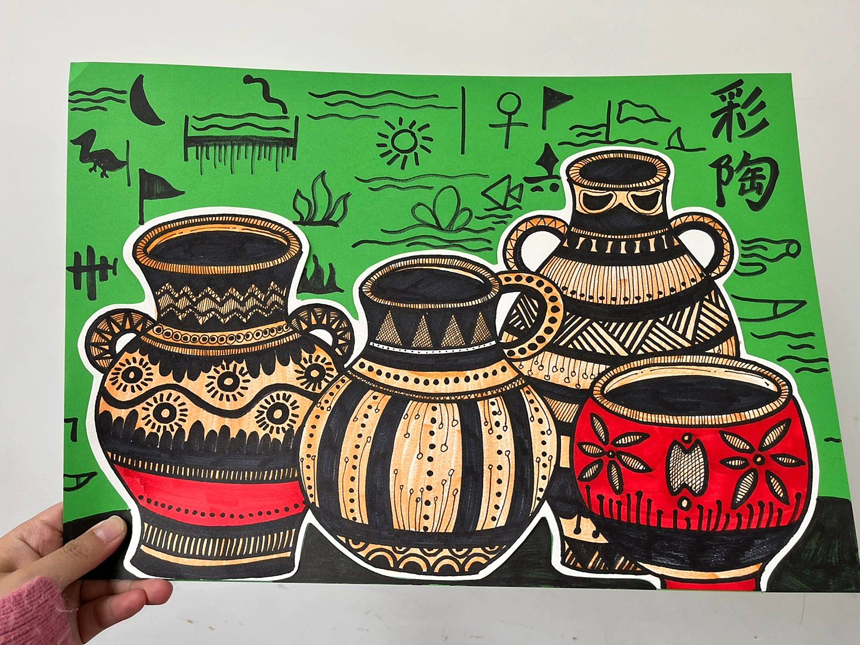 创意儿童画《彩陶》      从公元前开始,陶罐就开始作为极佳的储藏器
