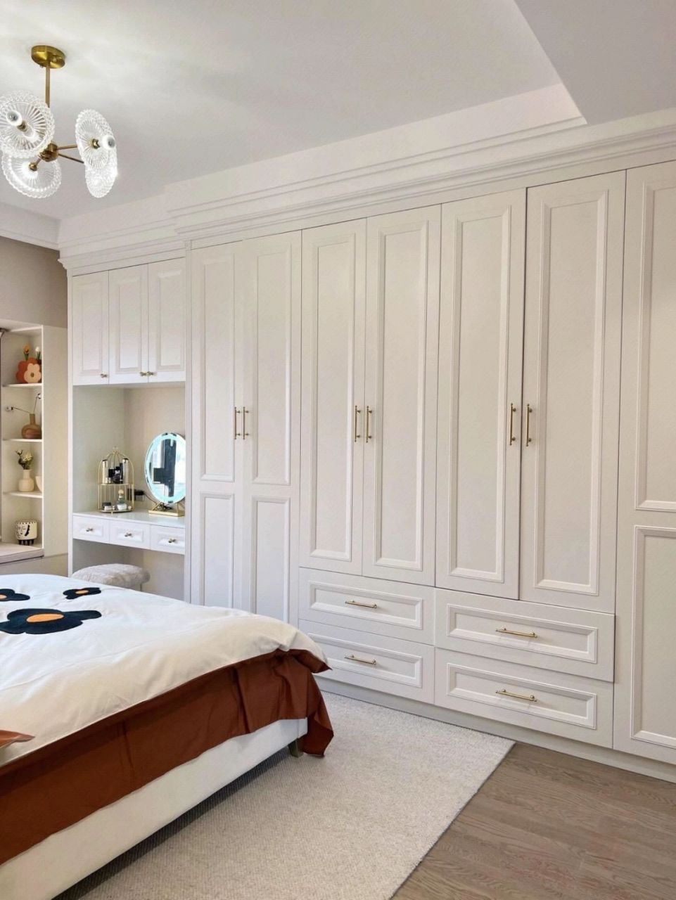 我就说衣柜尽可能放在床尾吧!非不信!