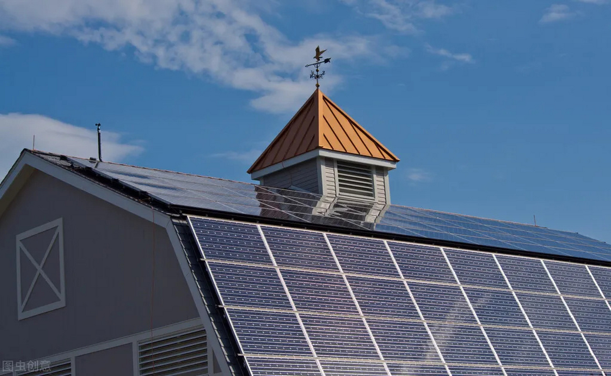 太阳能电池板需要一个坚固,无遮挡并指向太阳的地方,而屋顶则非常适合