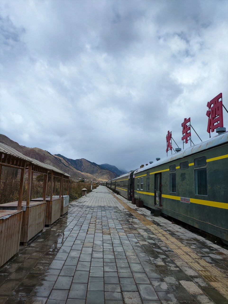 秋季的托木尔峰