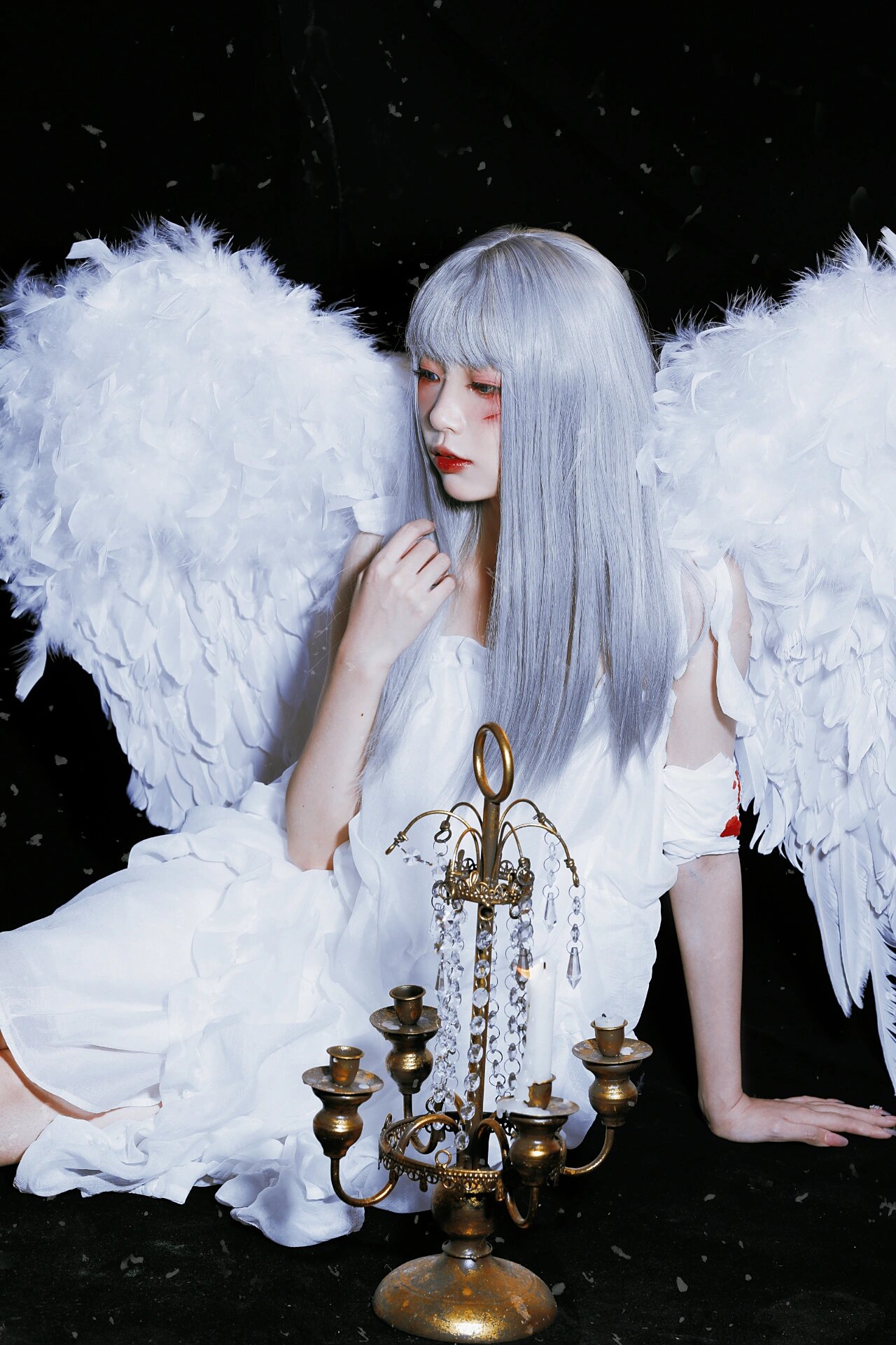 的图受伤的天使降临人间,伴随着翅膀94上掉落的白羽以及身上留下的