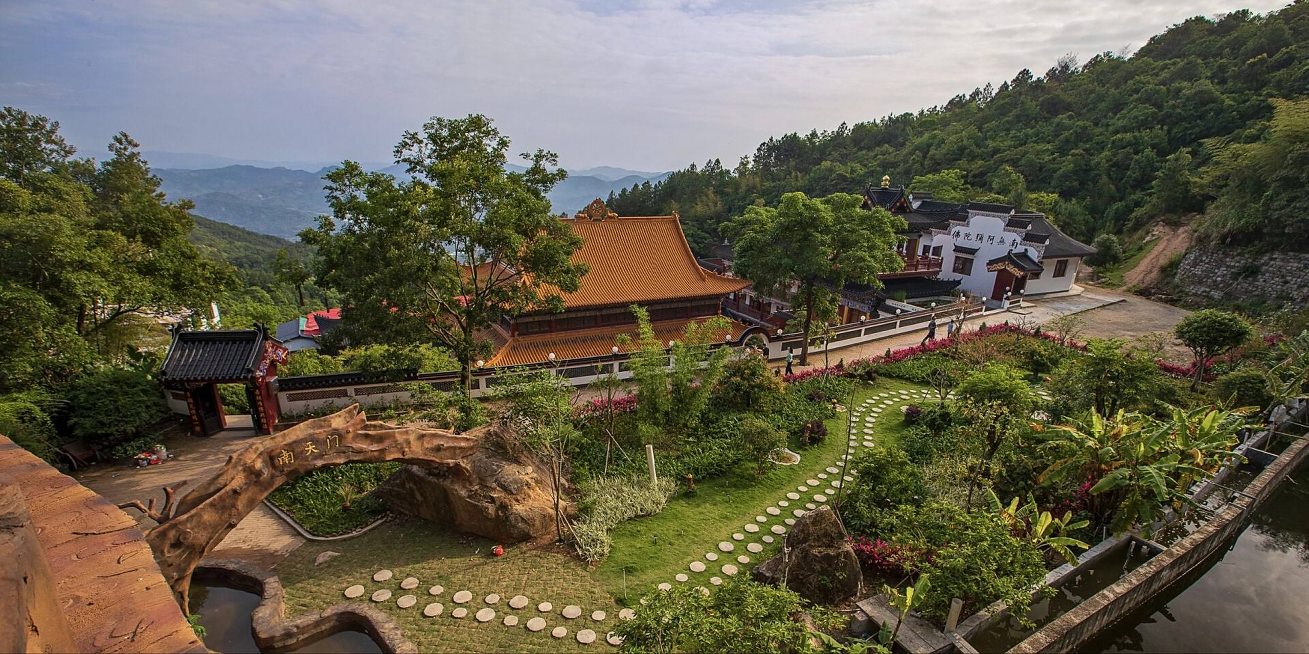 点灯山地处福建,广东交界处,在漳州市诏安县境内,海拔894米.