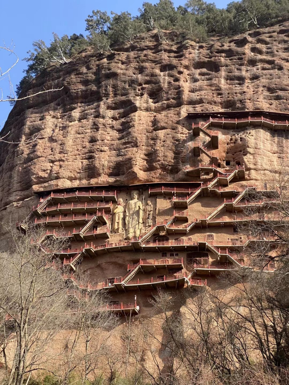 麦积山石窟第133窟 麦积山石窟,因其栩栩如生,技艺精湛的泥塑造像,名