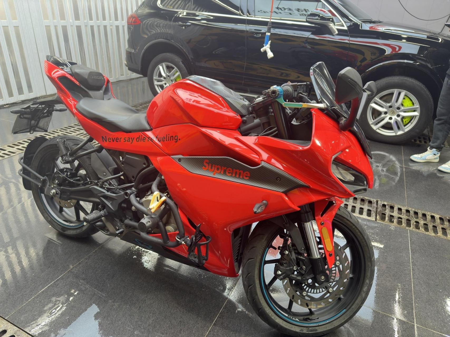 给你速度的快感,春风250sr,一路狂飙不停!改色法拉利红