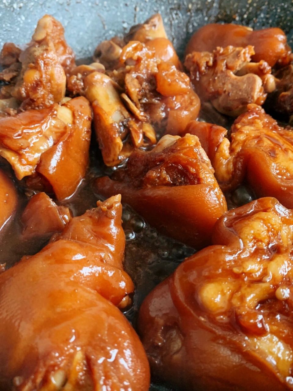 卤猪蹄 | 无碳烤母猪蹄 🔔食材: 猪蹄 2个 葱 姜 八角 4 桂皮  1