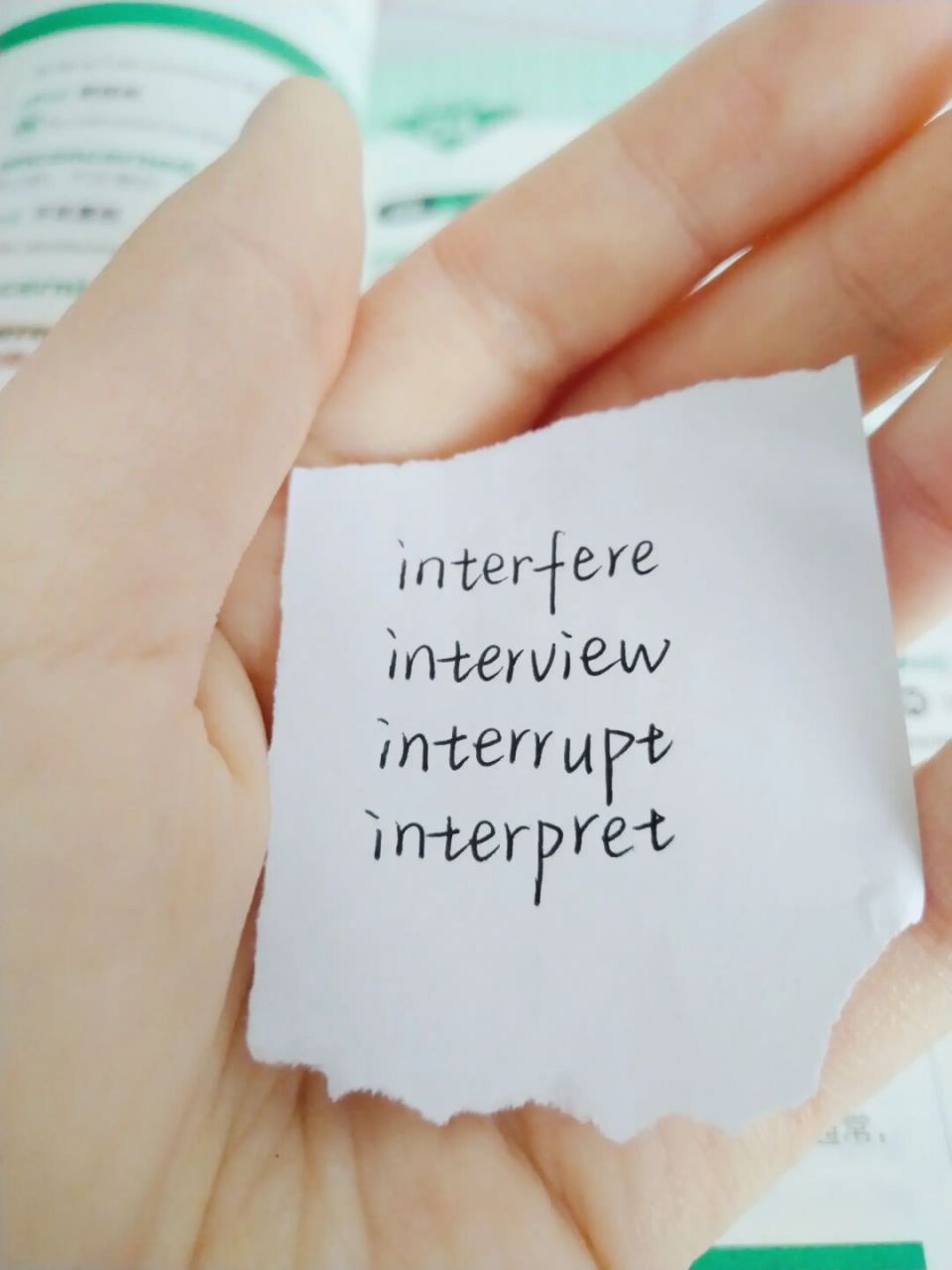 看好了 我不是ta ①interfere  v.干涉,介入;妨碍 ②interview  n.