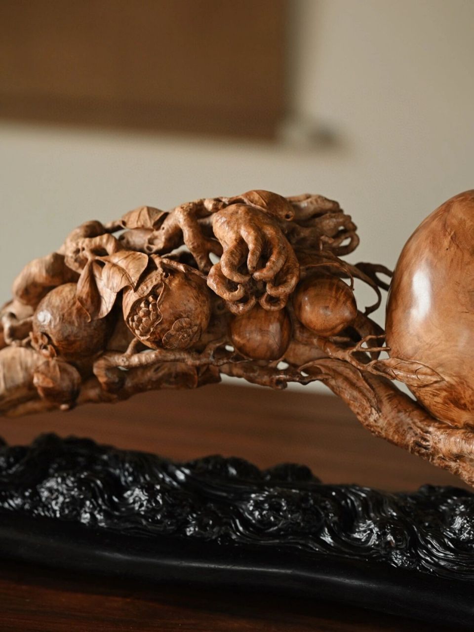 老山檀"三多如意" 质地细腻温润,通体满雕石榴,佛手,寿桃,以佛手谐音