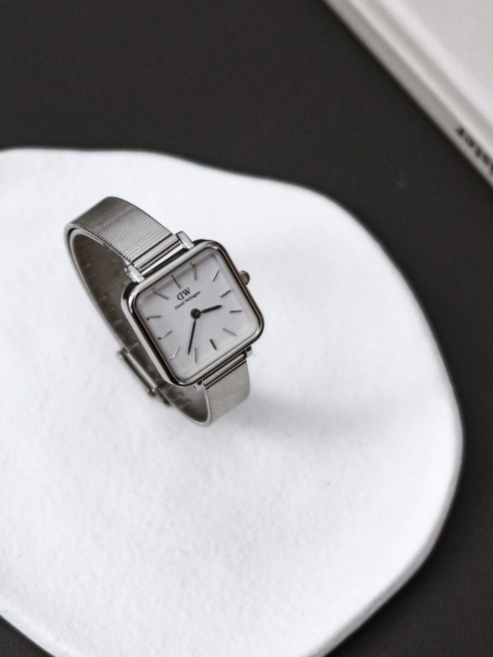 被种草的dw复古摩登小方表 简简单单很是戳我 精致的白色小方盘搭配