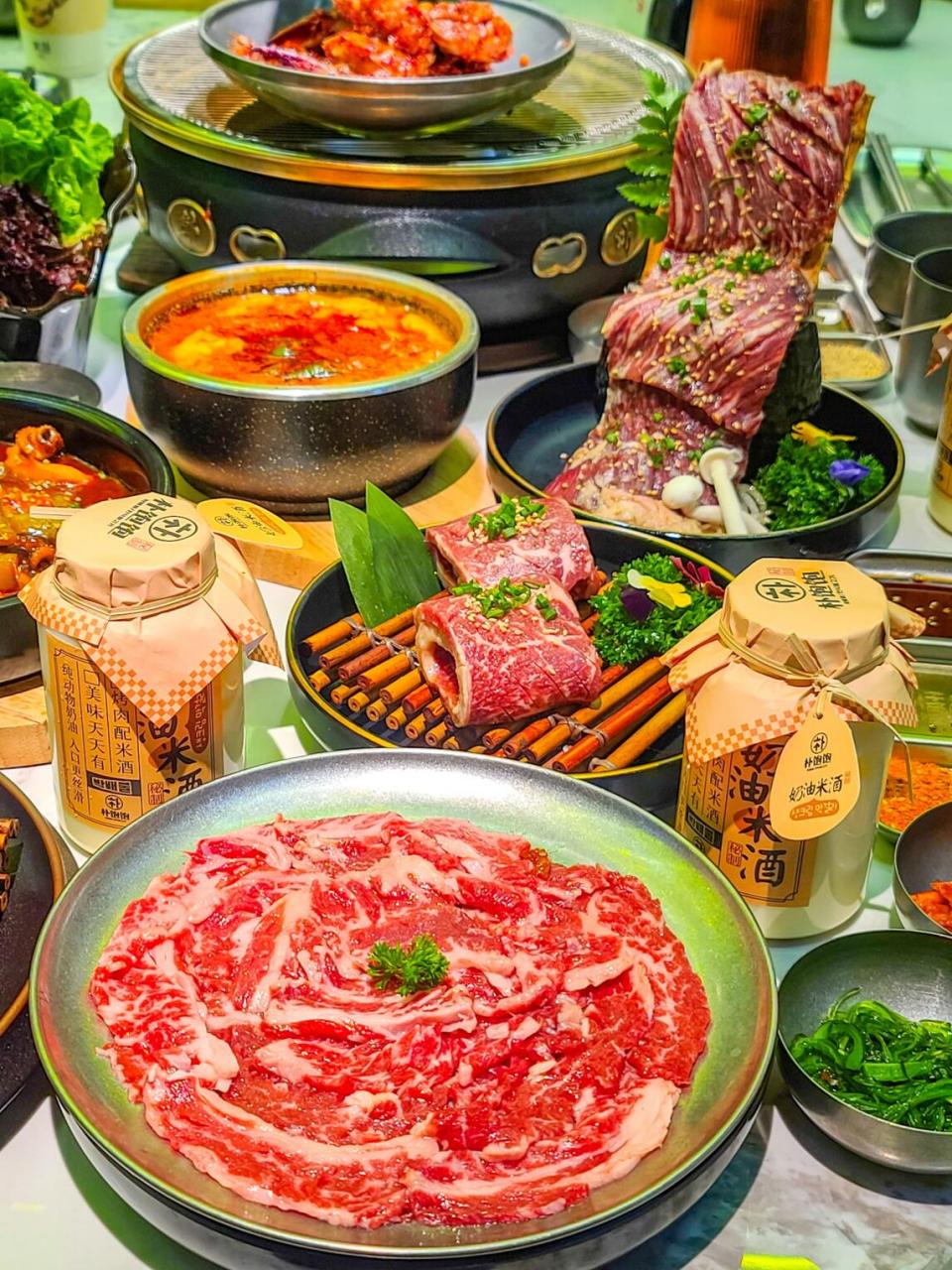 就是汇艺新开的韩里韩气的烤肉店 每一份菜品摆盘都超精致, 第一始滗