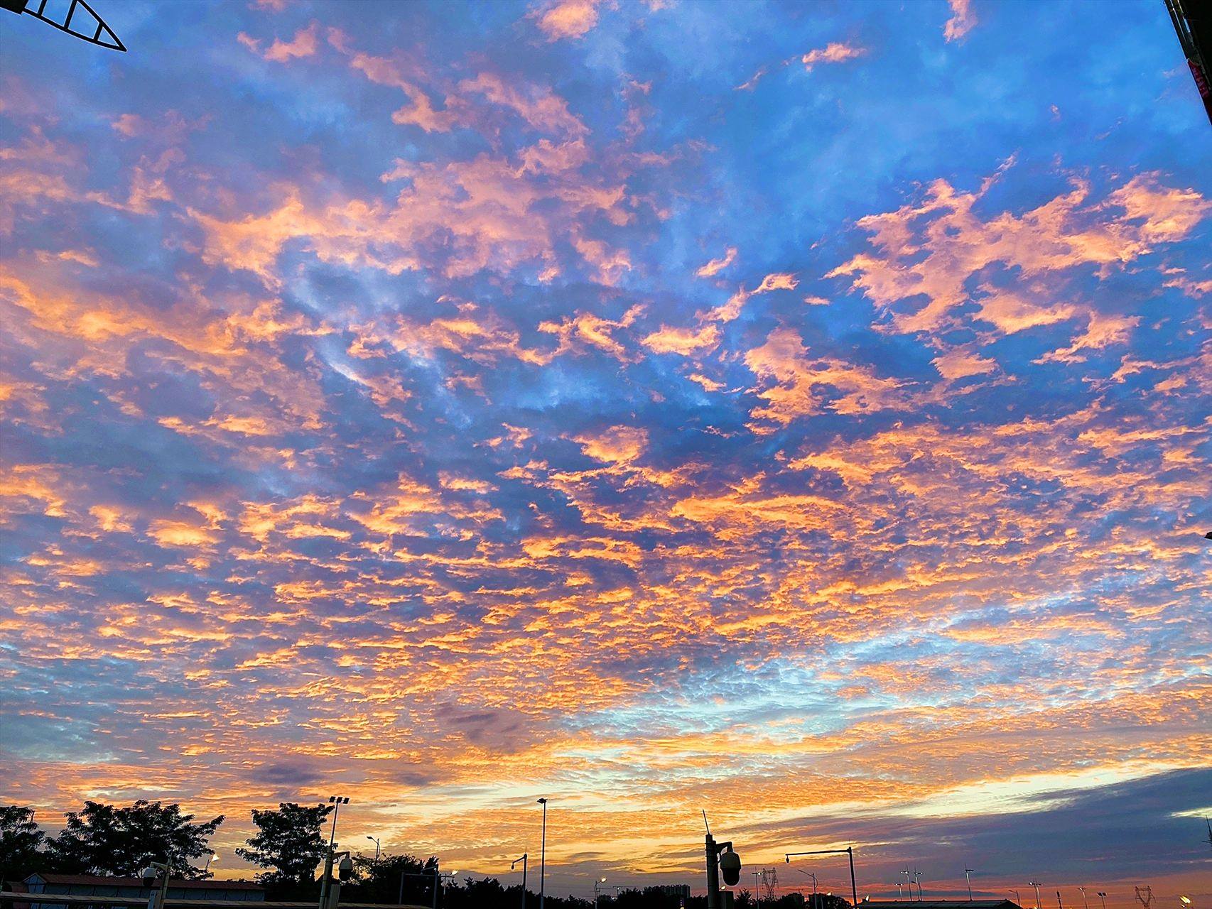 你们喜欢的火烧云,图片来了~ 你们那边,天气好嘛?