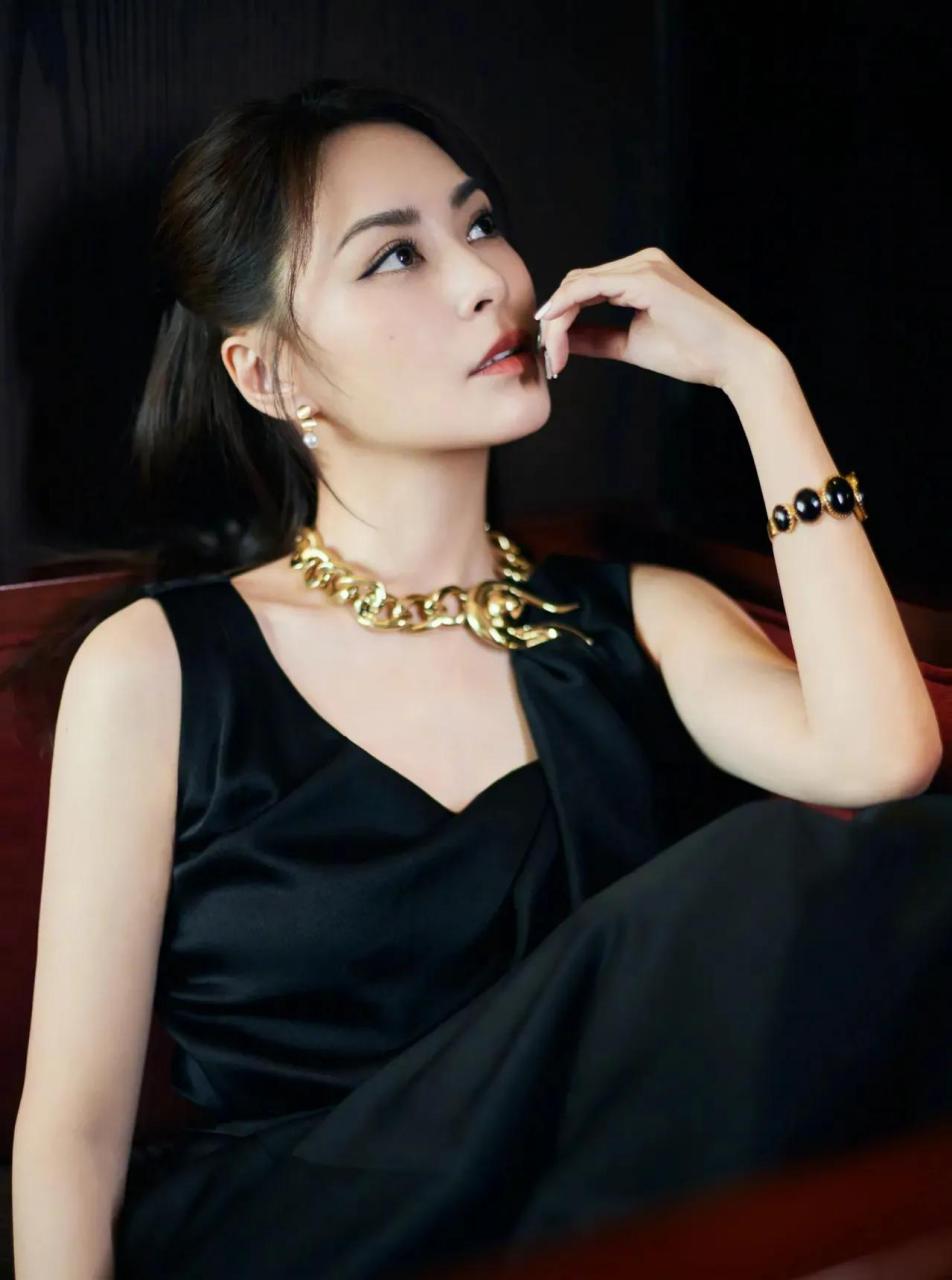 阿娇的盛世美颜,无人能及,是真正的360度°无死角的美!钟欣潼