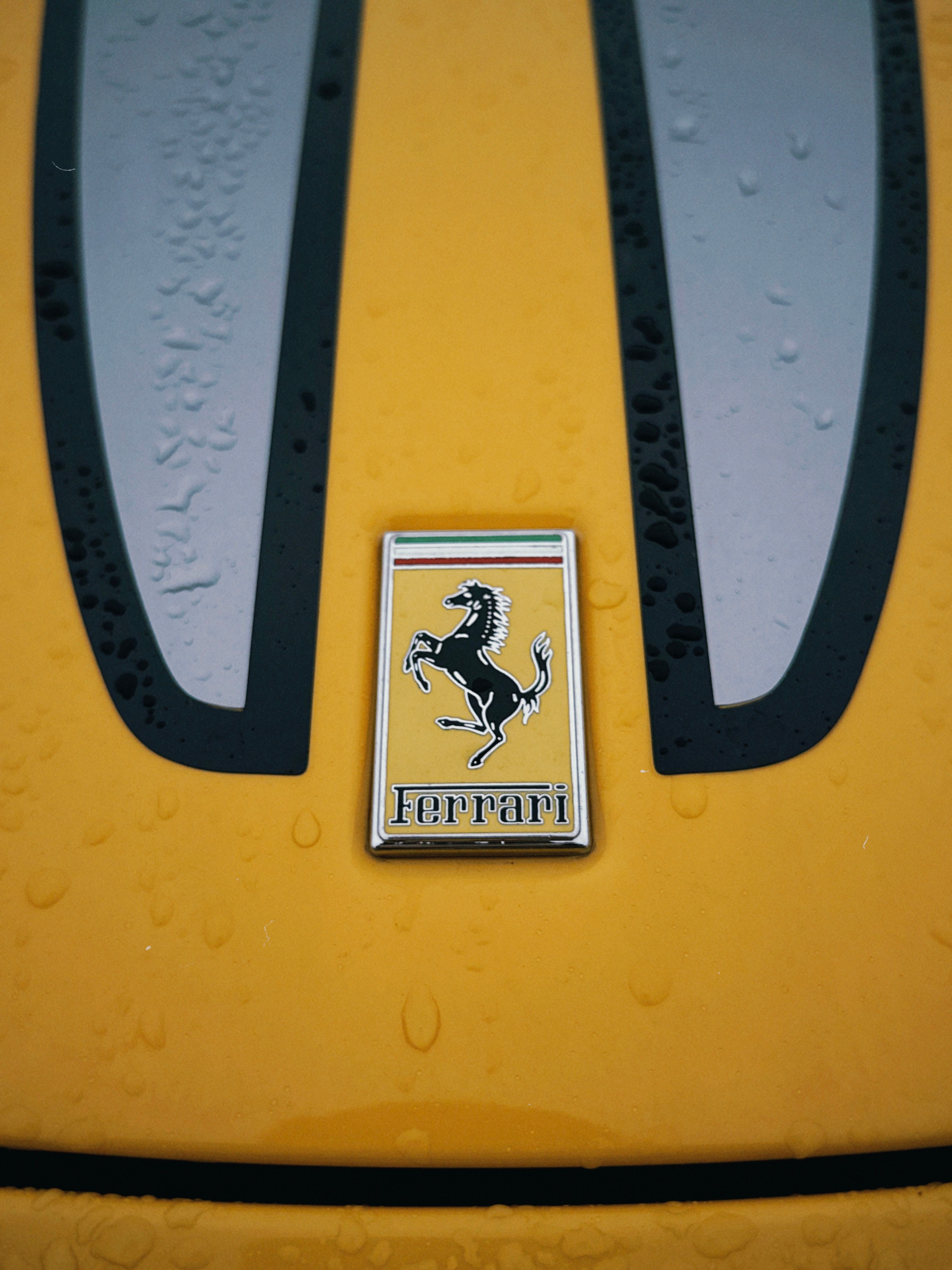 雨天的黄色法拉利f430