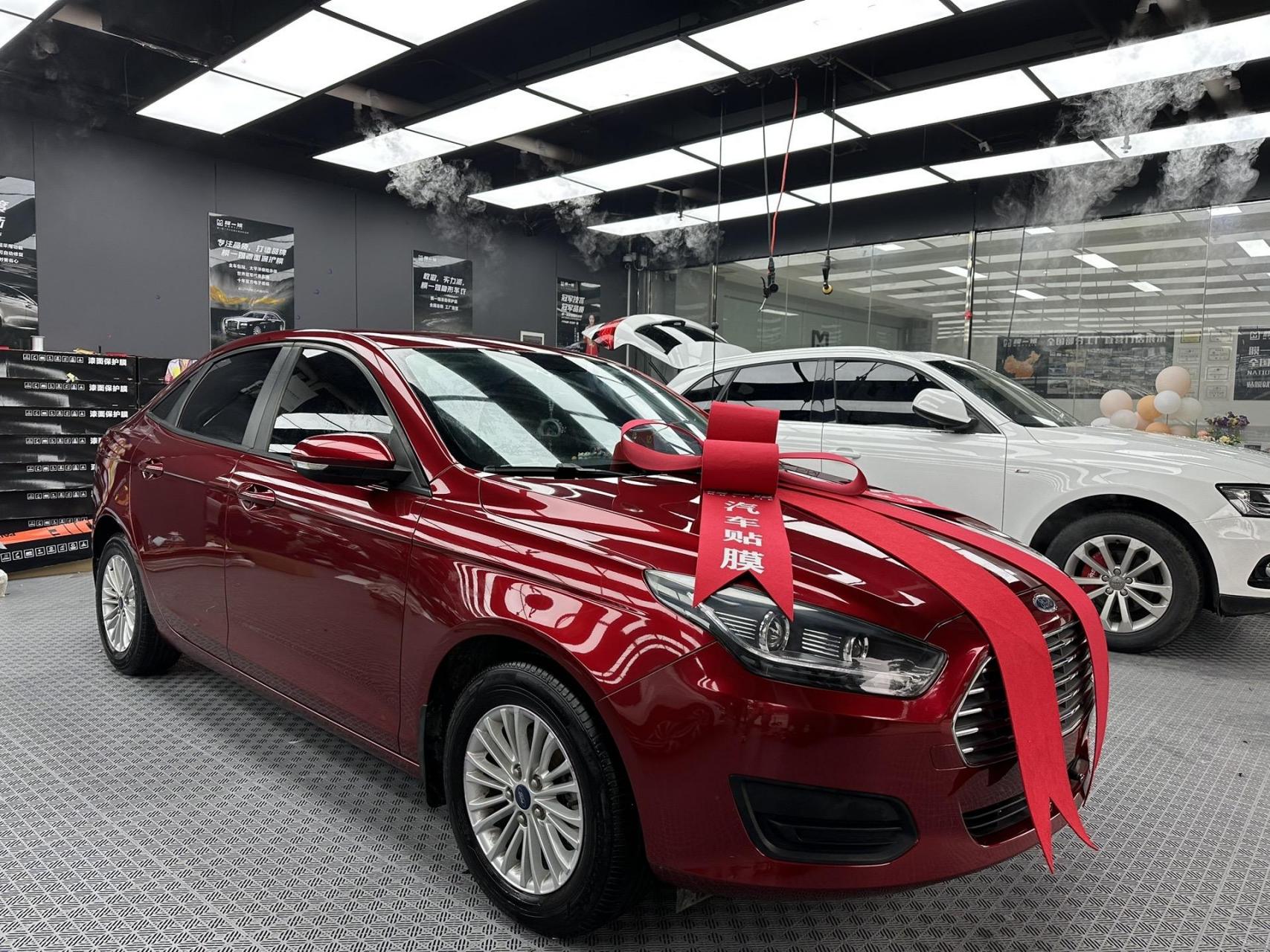 福特福睿斯改色液态龙血红 质感满满的红色天花板来啦～ 它有一个特别