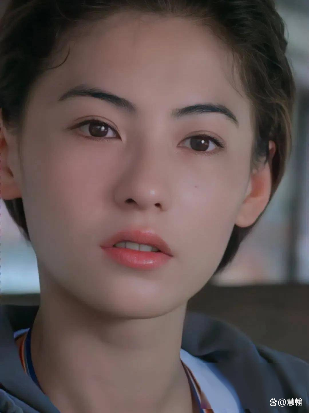 近日,张柏芝在米兰一袭黑色抹胸裙亮相,43岁的她状态好得不得了