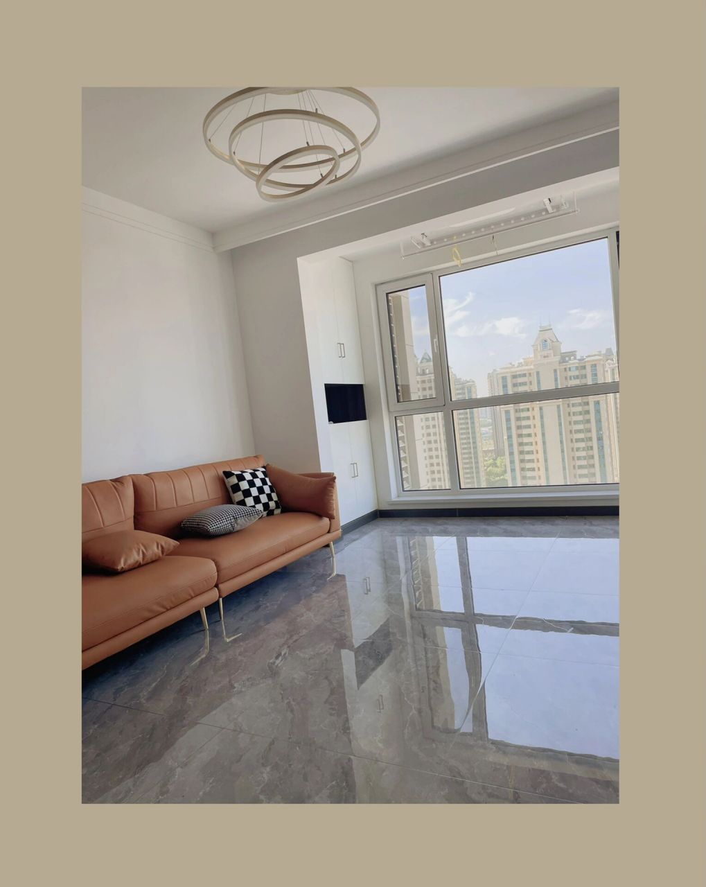 大白墙灰色地砖配橙色沙发 收拾完屋子的心情,真的美丽 简约装修,真的