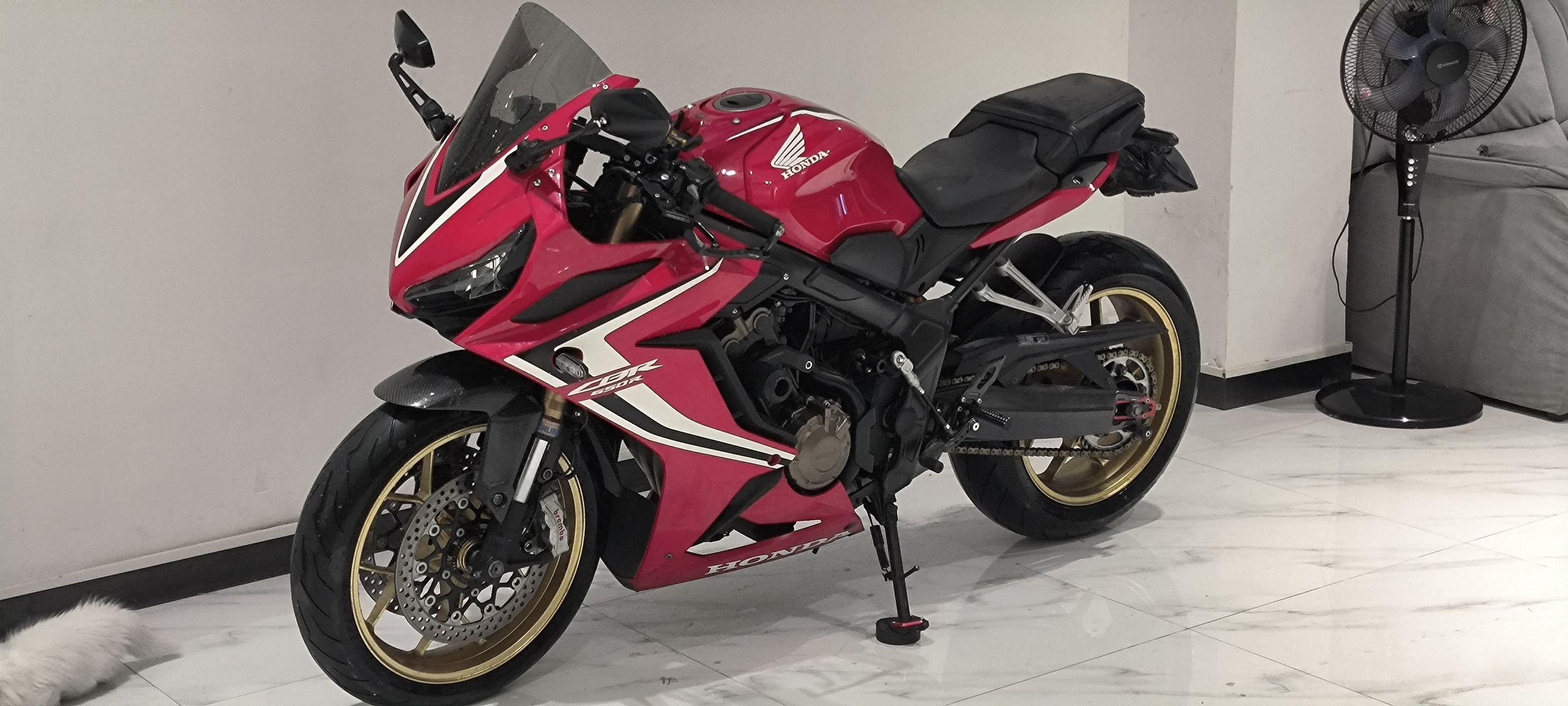 大贸20年本田cbr650r  1万多公里 简介:改装全段天蝎排气,ohlins后
