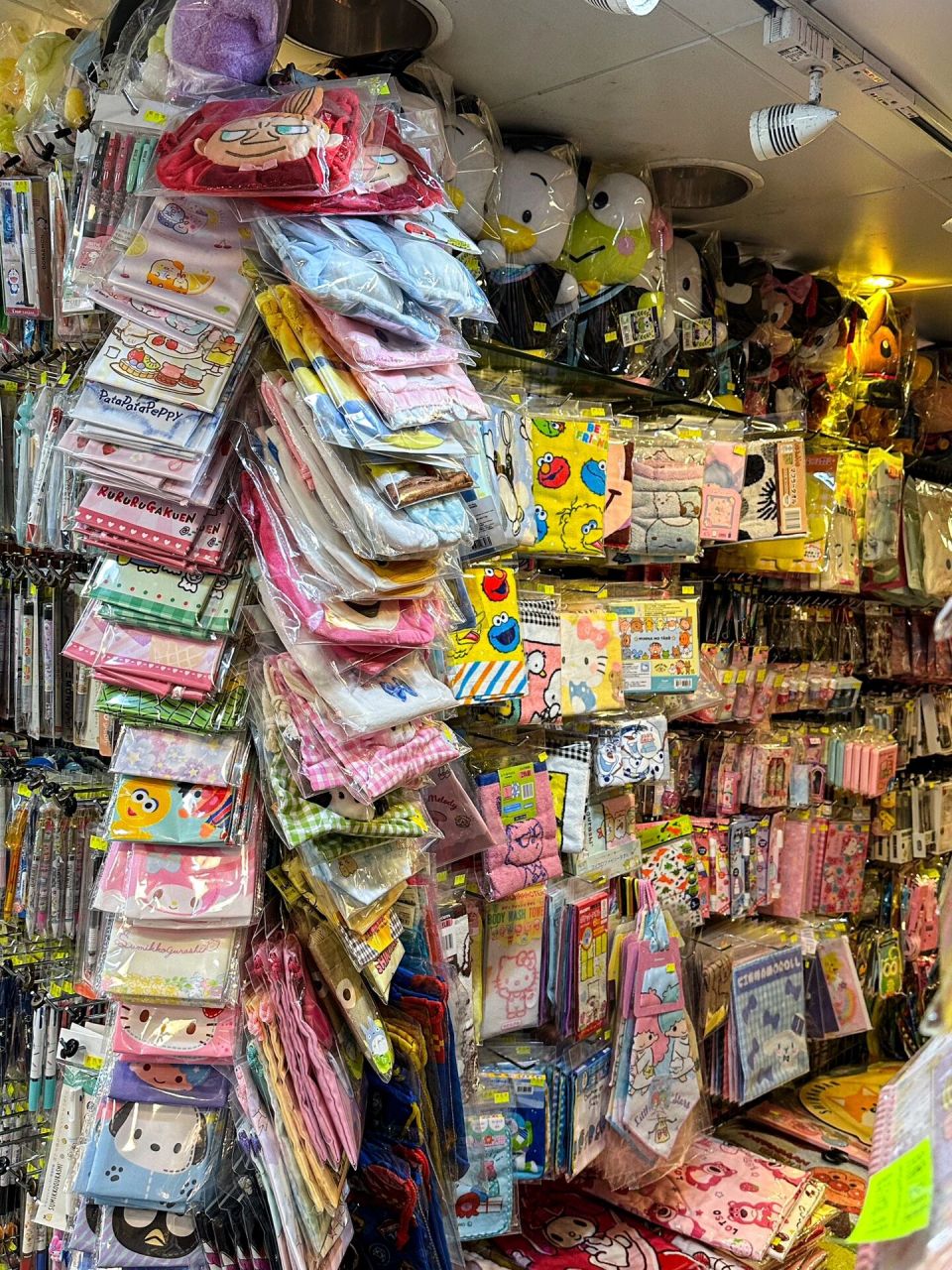 路过逛到的玩具店~ 坠低10r!艾特姐妹去呢! .