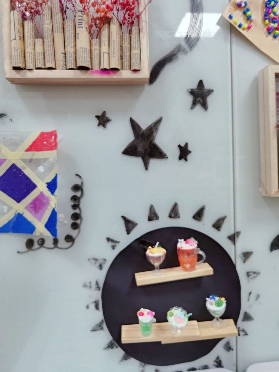 美工区 小班  作品展示 墙面创设 蕴含着幼儿的无线创意,发挥奇妙的