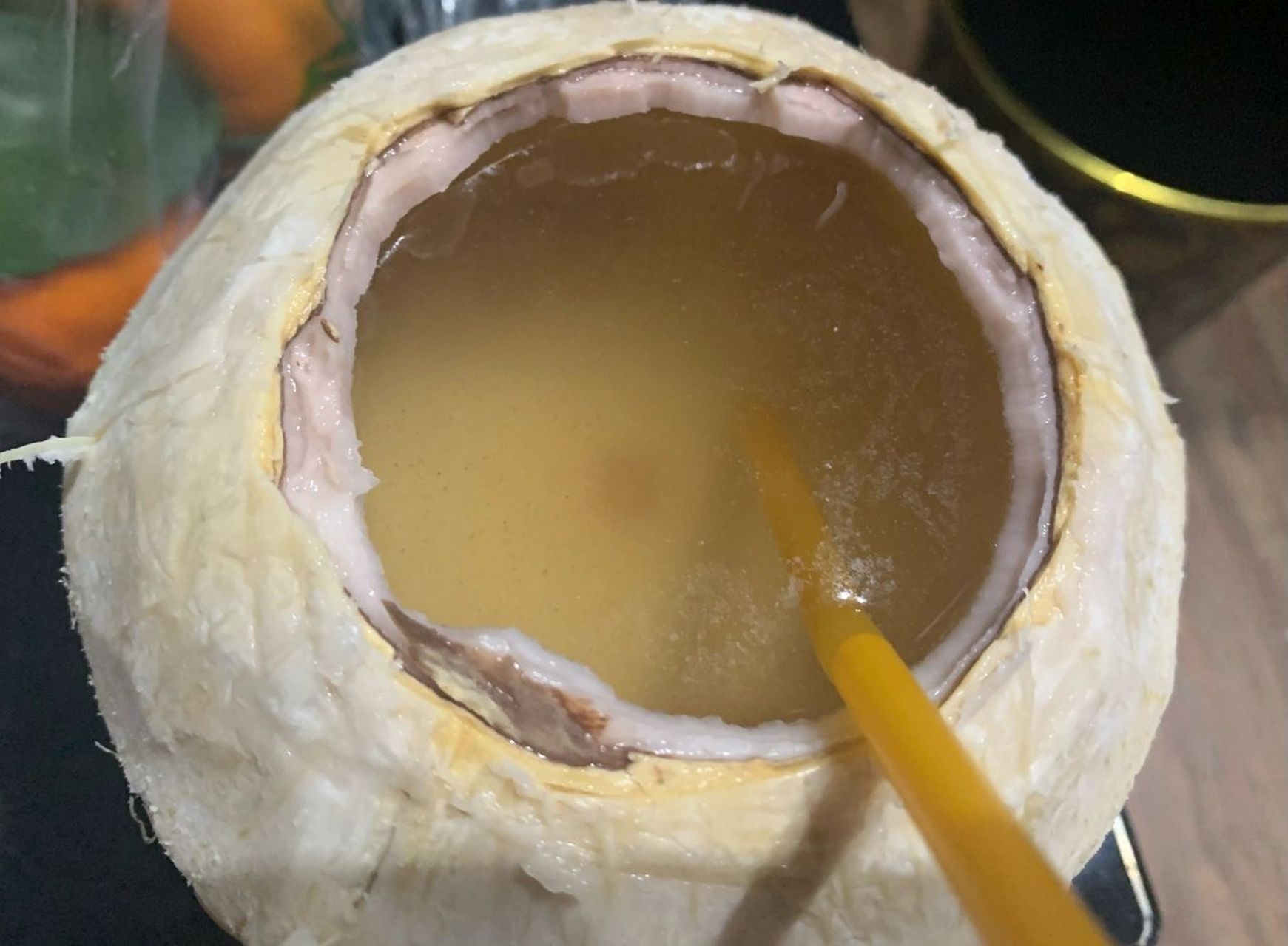 昨晚买的椰子,今天打开看见汁是黄色的,肉是淡紫色.
