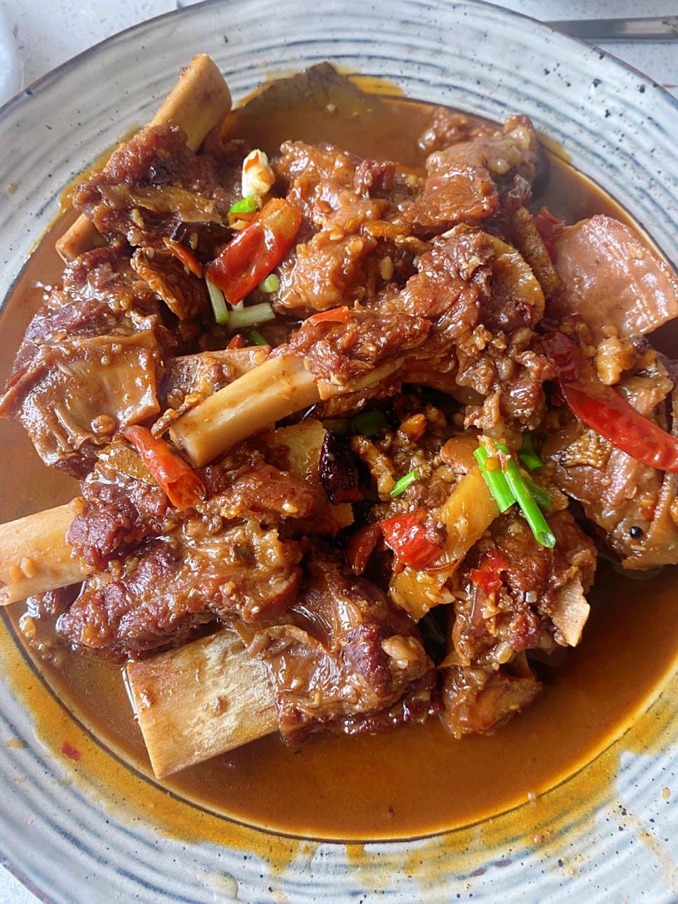 红烧牛排骨的做法教程,软烂脱骨,极其美味 材料     牛排骨,姜片,蒜头