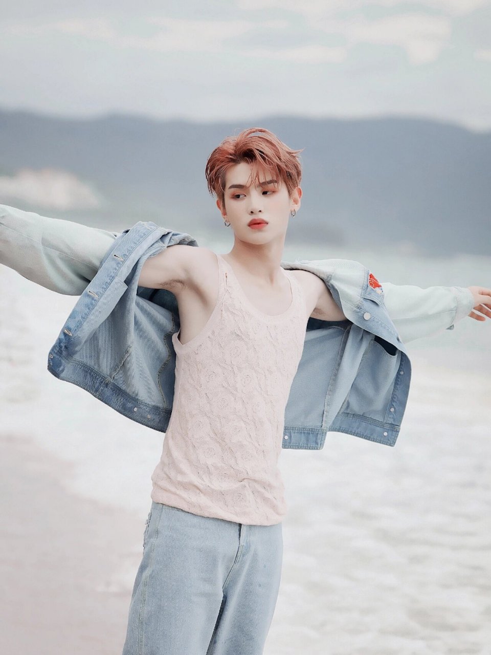 黄明昊帅照 黄明昊高质量冲浪大片 这锁骨,这帅照 是我能免费看的吗