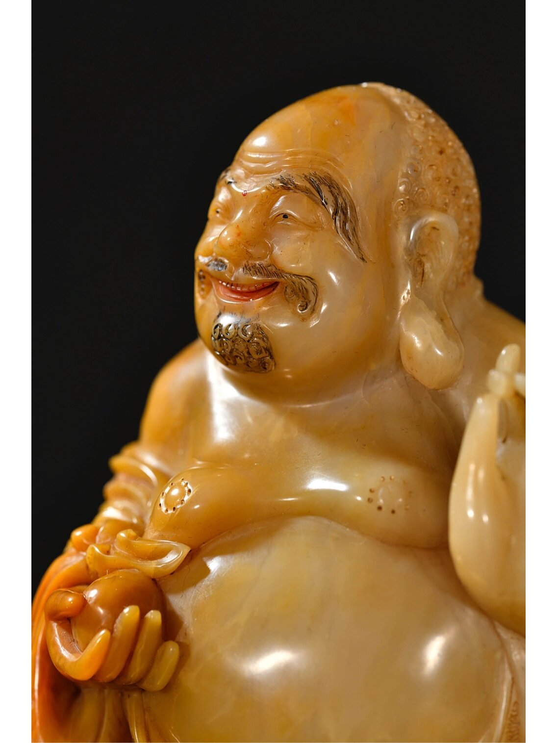 4cm重940克 高山田黄质地,石质细腻,雕刻布袋和尚,五官精致,开口大笑