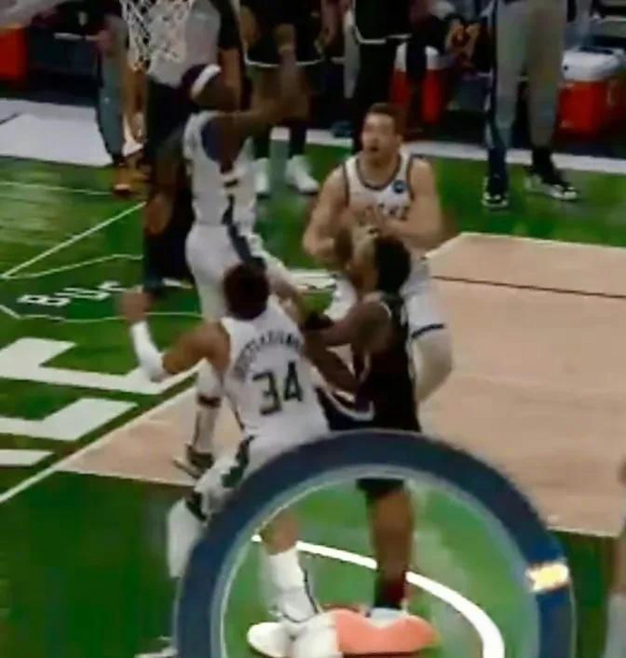 欧文发推谈字母哥垫脚  :"绝对是我职业生涯最令人失望和痛苦的瞬间之