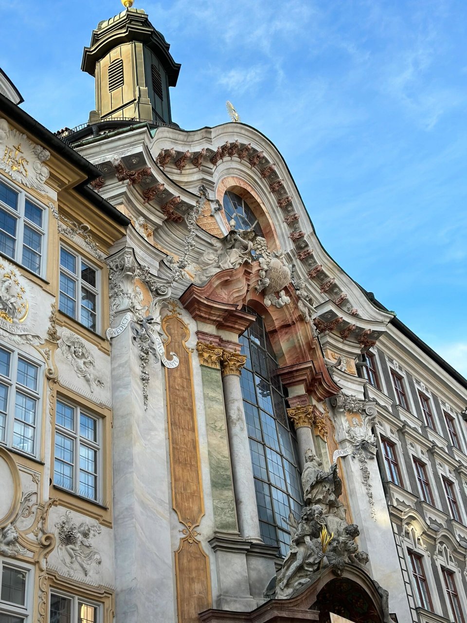 慕尼黑最金碧辉煌的教堂 阿萨姆教堂离玛利亚广场不远的商业街,路过