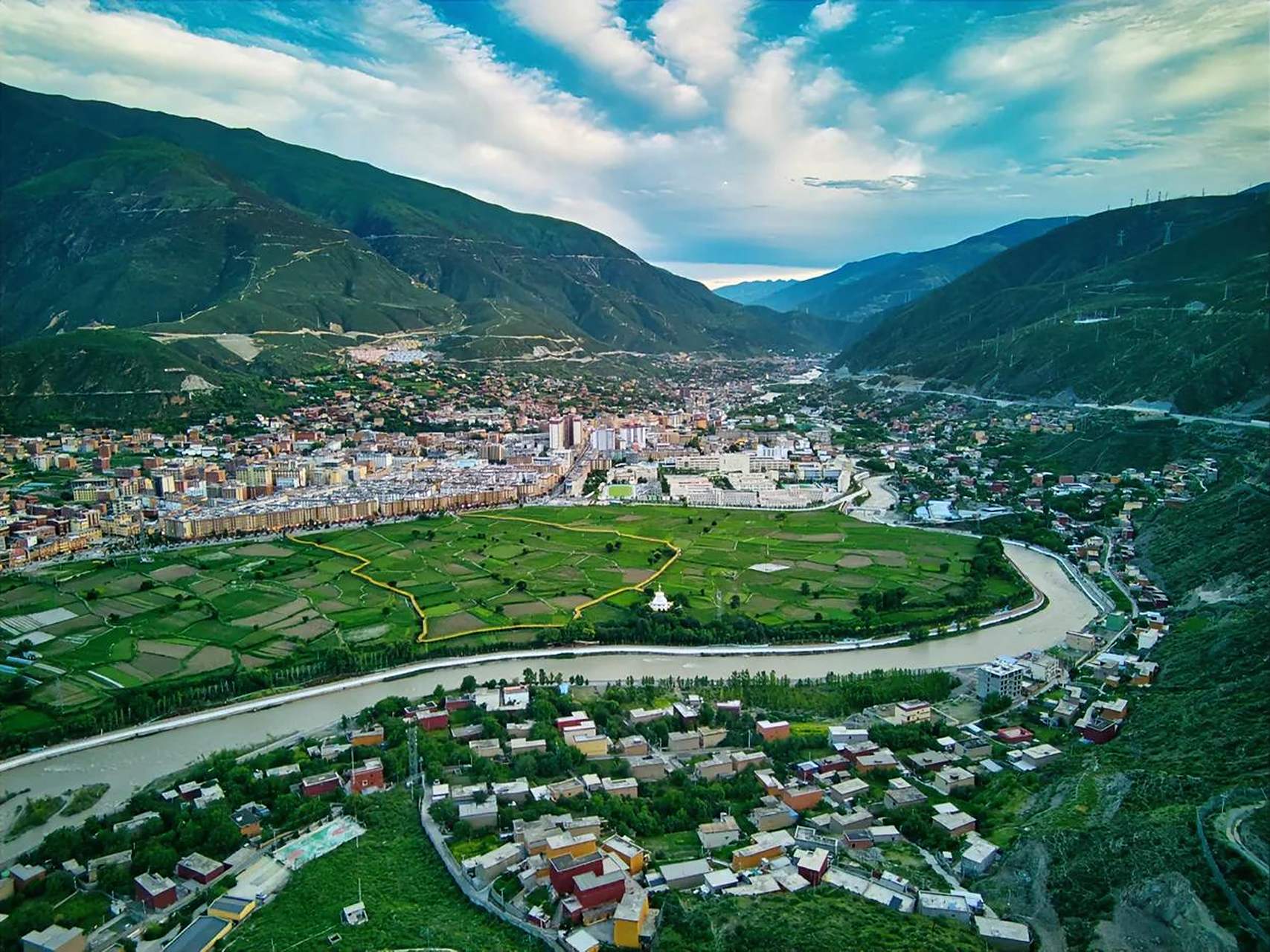 鸟瞰巴塘县城
