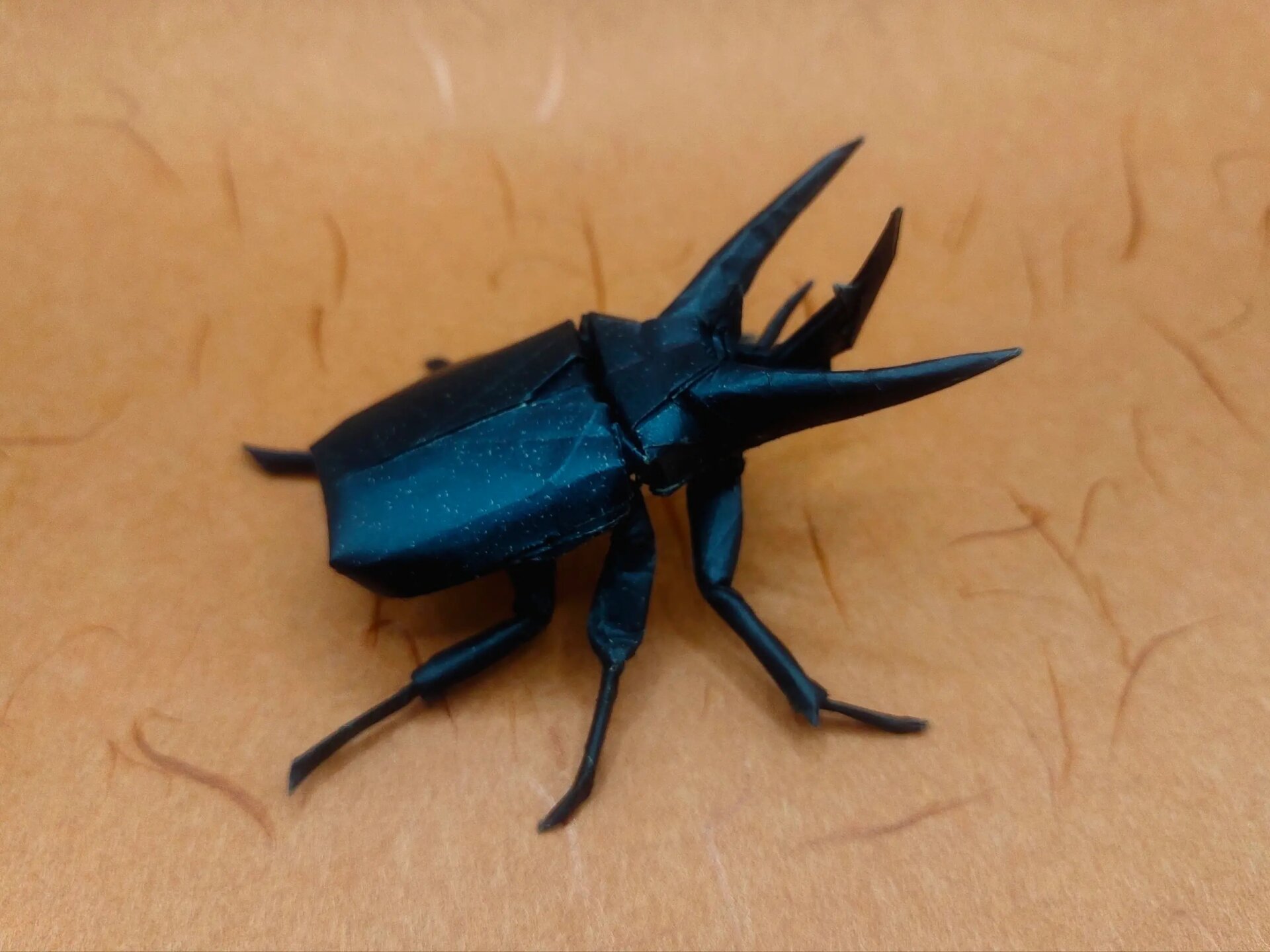 折一只兜虫 设计:中村枫 折制:踏晨 用纸:28cm双色牛皮纸 川渝折纸