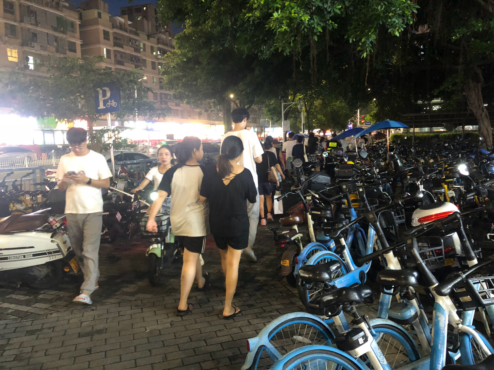 深圳坪洲地铁站附近,经常停满了电动车,共享自行车,时常拥堵,相关部门