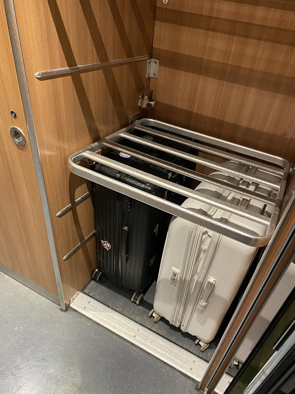 一直好奇坐高铁行李箱放在这里真的没人偷吗 因为我的行李箱07很大