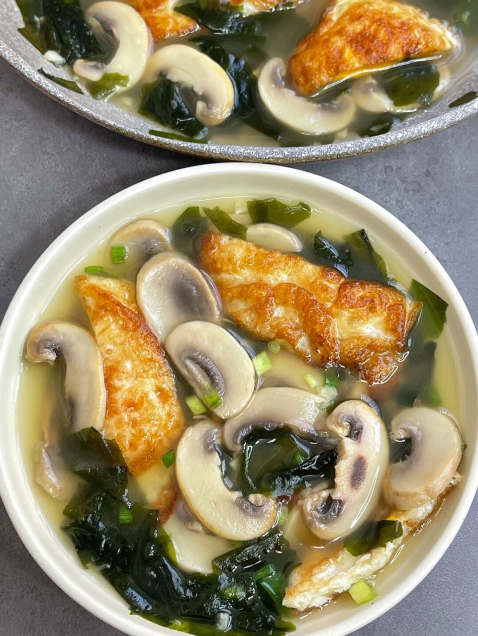 做法也贼简单 - 73准备食材:裙带菜,口蘑,鸡蛋 16615煎2个荷包