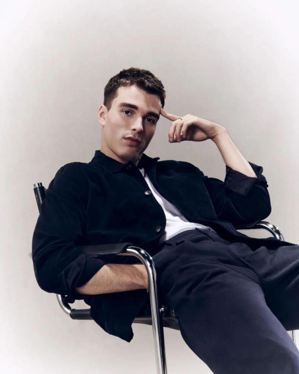 今年25岁的英国男演员 corey mylchreest(科里·米尔克里斯特)最近