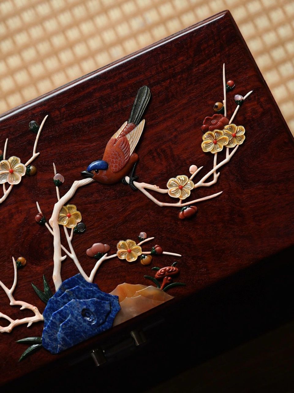 紫檀x百宝嵌"喜上眉梢"首饰盒 老料卯榫制盒,盖面以百宝嵌之法,梅花