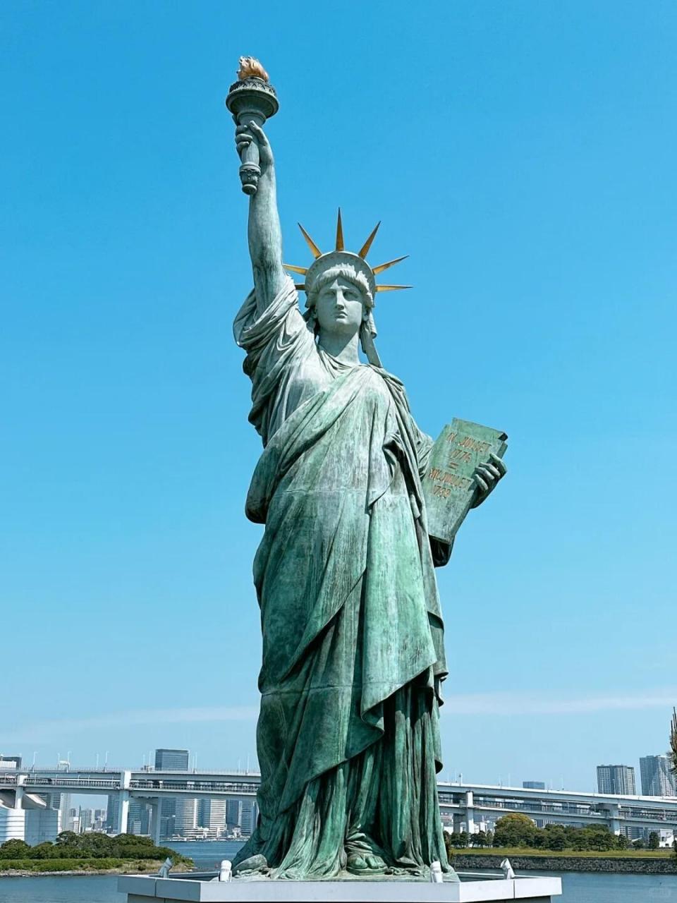 简笔画|自由女神像 自由女神像(法语:statue de la liberté,英语
